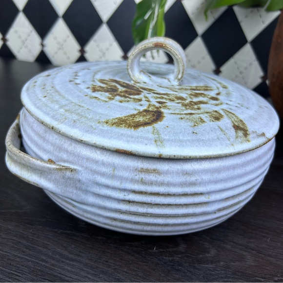 Signed Studio Pottery Lidded Casserole 10.5 Inch Stoneware Serving Dish Pristine - Picture 10 of 12